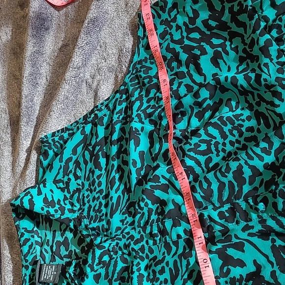 WAS  $68. TORRID Hi/lo Green/Black  sheer top size 2 - Picture 4 of 15